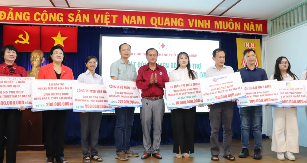 Chủ tịch Hội Chữ thập đỏ Trần Trường Sơn tiếp nhận ủng hộ từ các đơn vị trong lễ phát động. Ảnh THÁI PHƯƠNG.JPG