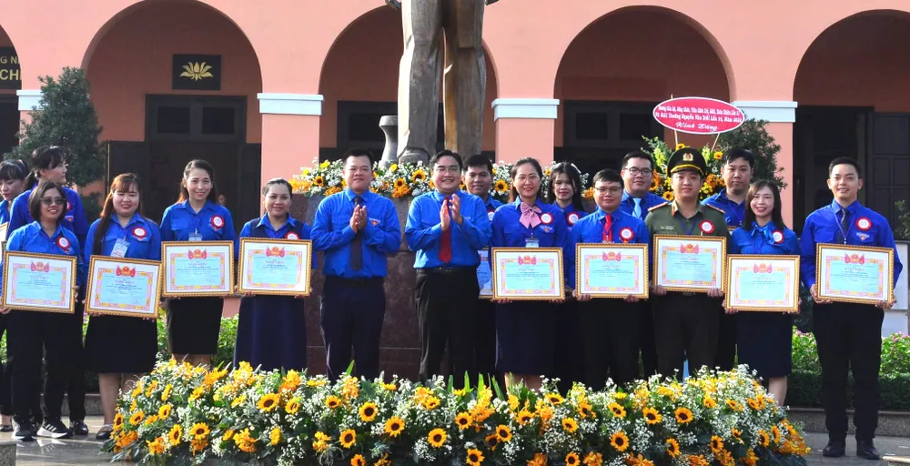 Hình Công chức trẻ.jpg