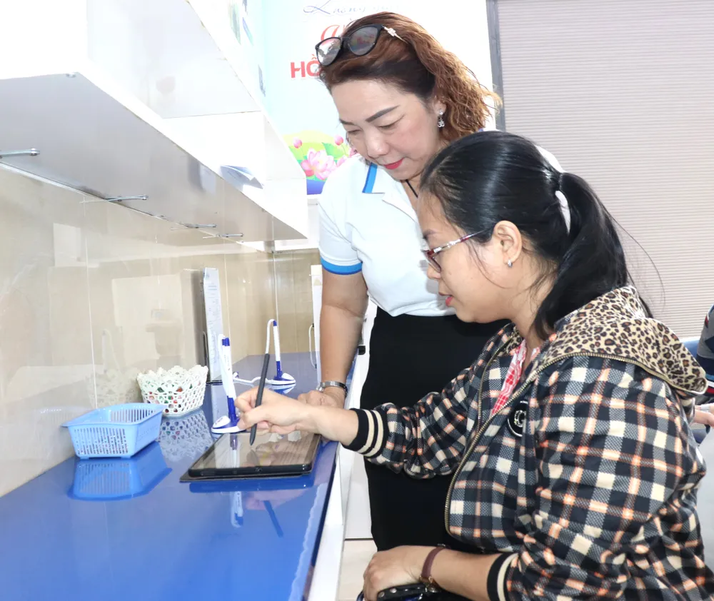 Thực hiện chuyển đổi số, người dân ký hợp đồng điện tử cung cấp nước sạch với công ty Cấp nước Phú Hòa Tân.JPG