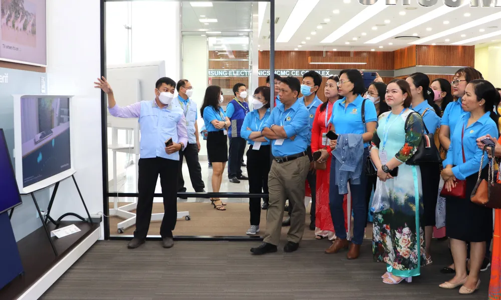 Công đoàn Viên chức TPHCM tổ chức để người lao động trong khối tham quan các nhà máy, học tập kinh nghiệm trong lao động sản xuất.JPG