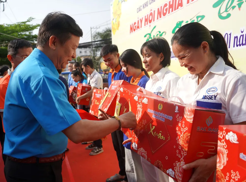Trao quà tết công nhân năm 2024.jpg