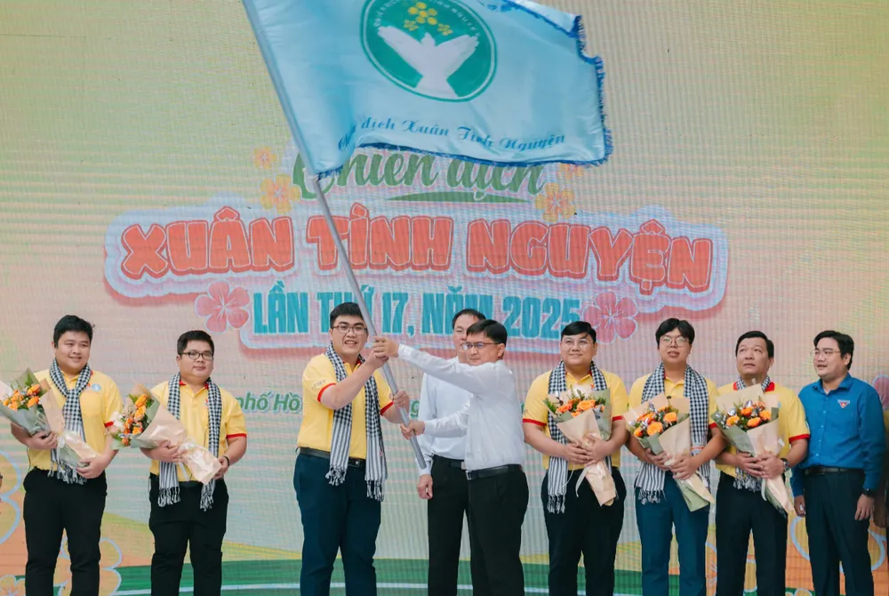 Trưởng Ban Dân vận Thành ủy TPHCM Nguyễn Mạnh Cường trao cờ ra quân chiến dịch Xuân tình nguyện năm 2025