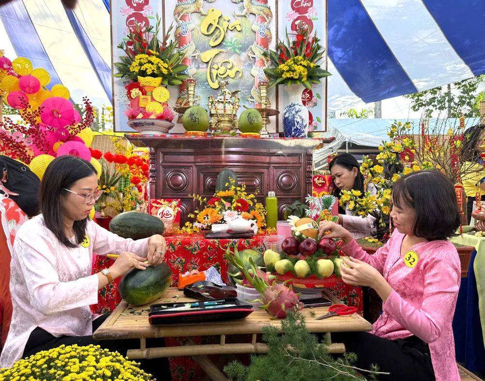 Các đội thi Trang trí Mâm ngũ quả ngày tết với chủ đề “Tết sum vầy – Xuân đoàn kết” do LĐLĐ quận 5 tổ chức
