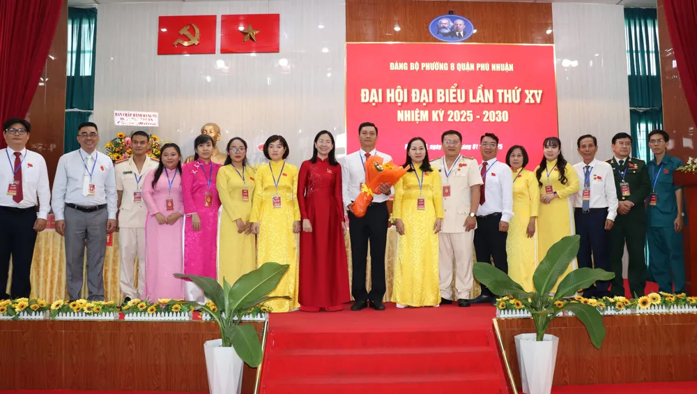 Bí thư Quận ủy Phú Nhuận Phan Thị Thanh Phương chúc mừng Ban Chấp hành Đảng bộ phường 8 nhiệm kỳ mới