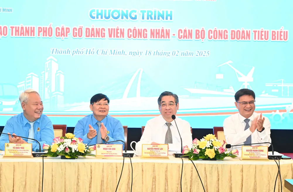 Lãnh đạo Tổng LĐLĐ Việt Nam và lãnh đạo TPHCM tại chương trình lãnh đạo thành phố gặp gỡ đảng viên công nhân - cán bộ Công đoàn tiêu biểu. Ảnh: VIỆT DŨNG