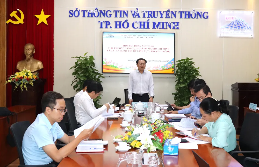 Hội đồng xét tặng Giải thưởng Sáng tạo TPHCM lần 4, năm 2025, lĩnh vực 4 (Truyền thông) họp, đánh giá và chấm điểm vòng 1. Ảnh: THÁI PHƯƠNG