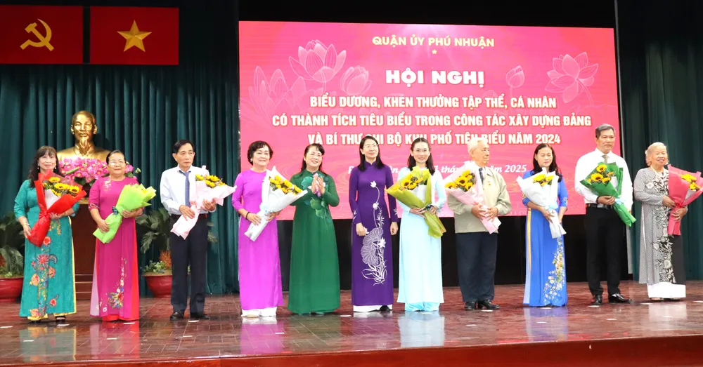 Chủ nhiệm Ủy ban Kiểm tra Thành ủy TPHCM Trần Kim Yến và Bí thư Quận ủy Phú Nhuận Phan Thị Thanh Phương biểu dương 5 đảng viên và 4 Bí thư Chi bộ khu phố được đề xuất biểu dương cấp thành phố