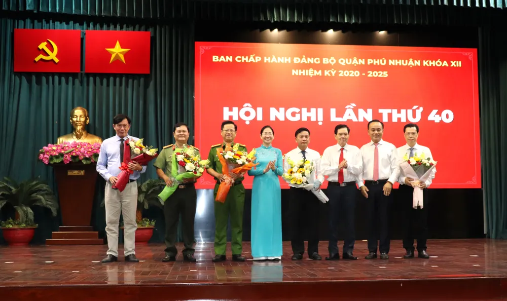 Bí thư Quận ủy quận Phú Nhuận Phan Thị Thanh Phương tặng hoa đến các đồng chí chuyển công tác và nghỉ hưu