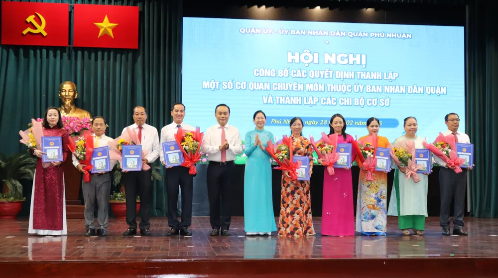 Bí thư Quận ủy quận Phú Nhuận Phan Thị Thanh Phương và Chủ tịch UBND quận Phú Nhuận Nguyễn Đông Tùng trao các quyết định thành lập một số cơ quan chuyên môn thuộc UBND quận. Ảnh THÁI PHƯƠNG