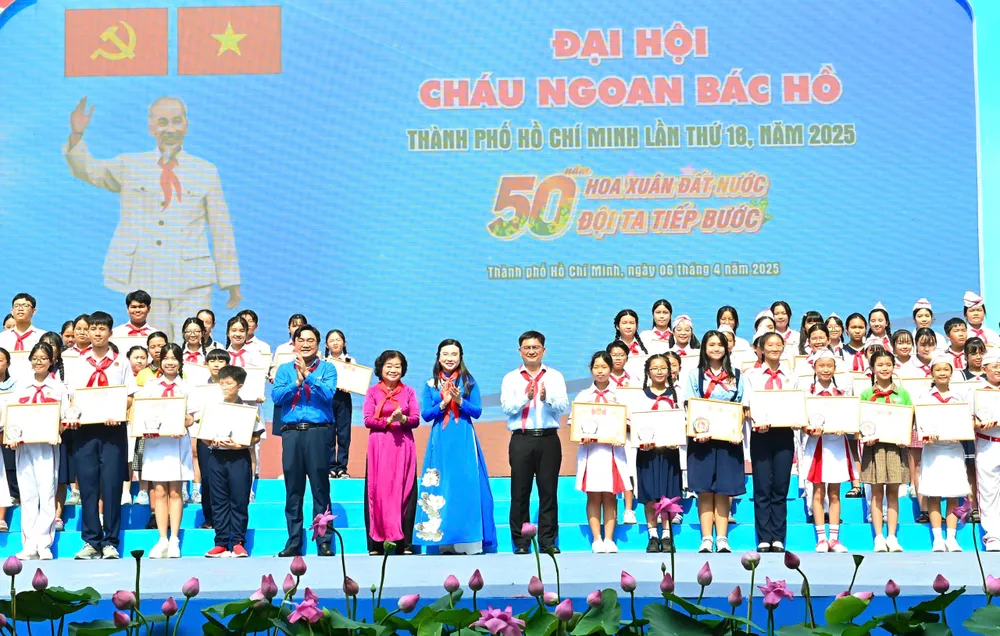 Các đồng chí Trương Mỹ Hoa, Nguyễn Phạm Duy Trang, Nguyễn Mạnh Cường biểu dương các gương Cháu ngoan Bác Hồ tiêu biểu. Ảnh: VIỆT DŨNG