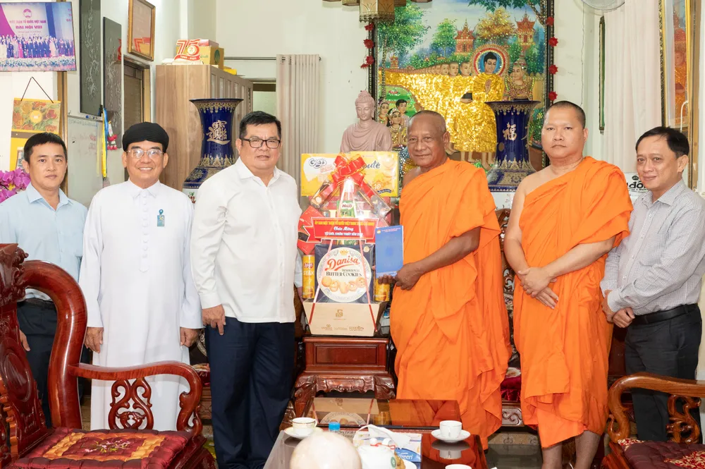 Phó Chủ tịch Ủy ban MTTQ Việt Nam TPHCM Ngô Thanh Sơn đến thăm, chúc Tết cổ truyền Chol Chnam Thmay tại chùa Candaransi. Ảnh QUỐC THANH