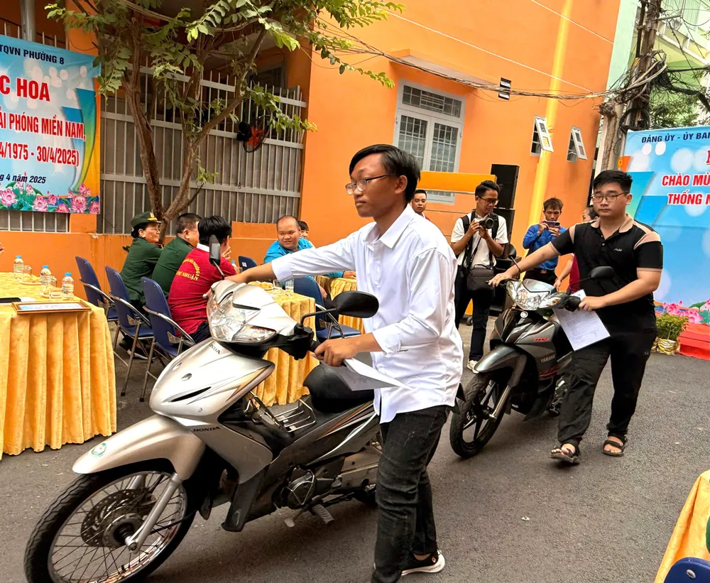 Niềm vui của người dân phường 8, quận Phú Nhuận khi nhận phương tiện sinh kế tại ngày hội