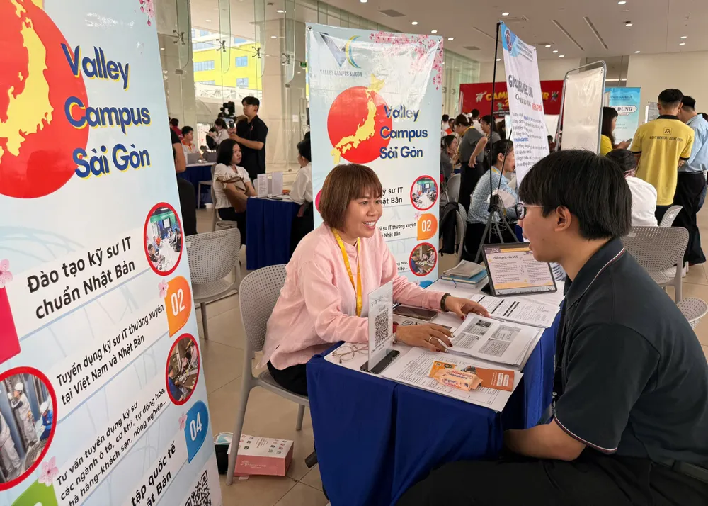 Sinh viên tìm cơ hội việc làm tại Ngày hội việc làm - VLU’S JOB FAIR 2025