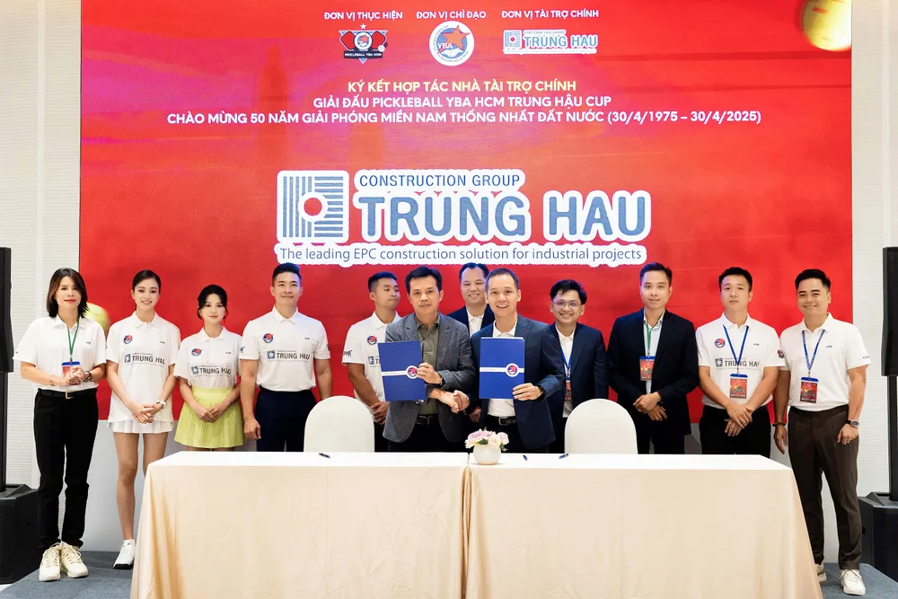 Các doanh nhân trẻ cùng các nhà tại trợ giải đấu tại buổi ra mắt (1).jpg