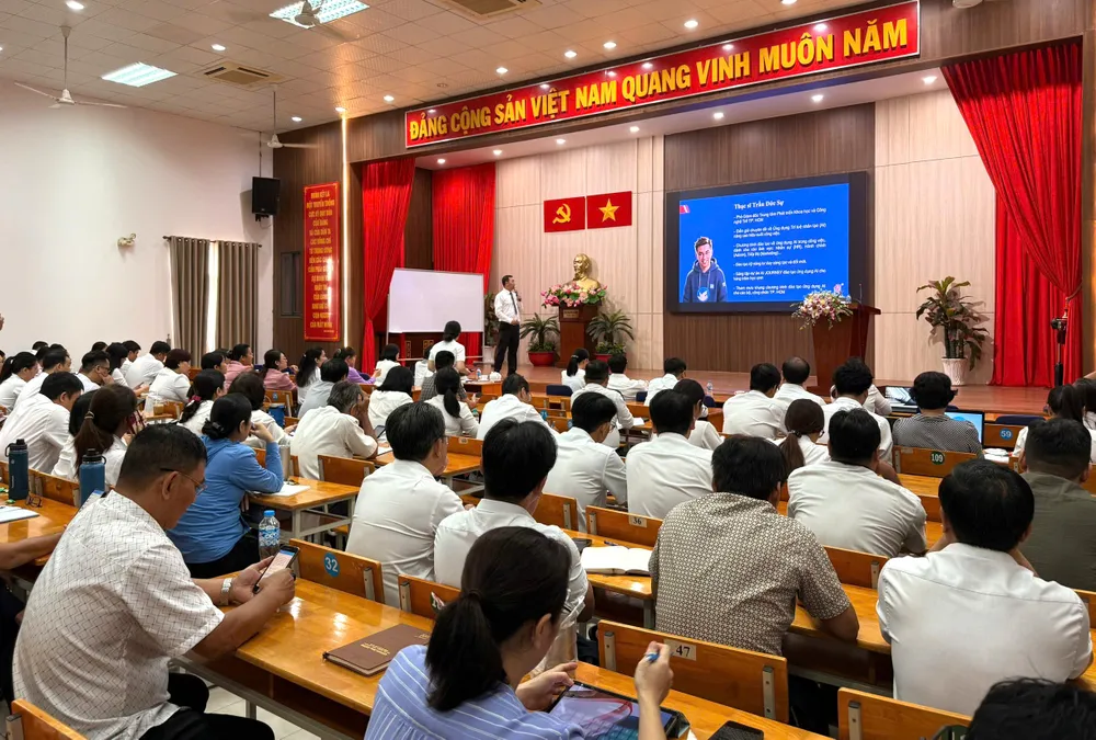 Hơn 400 cán bộ, công chức quận Phú Nhuận tham gia lớp tập huấn ứng dụng trí tuệ nhân tạo (AI) sáng 14-4