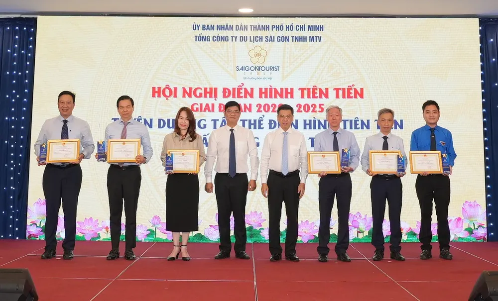 Phó Chủ tịch UBND TPHCM Nguyễn Văn Dũng tuyên dương các điển hình trong phong trào thi đua