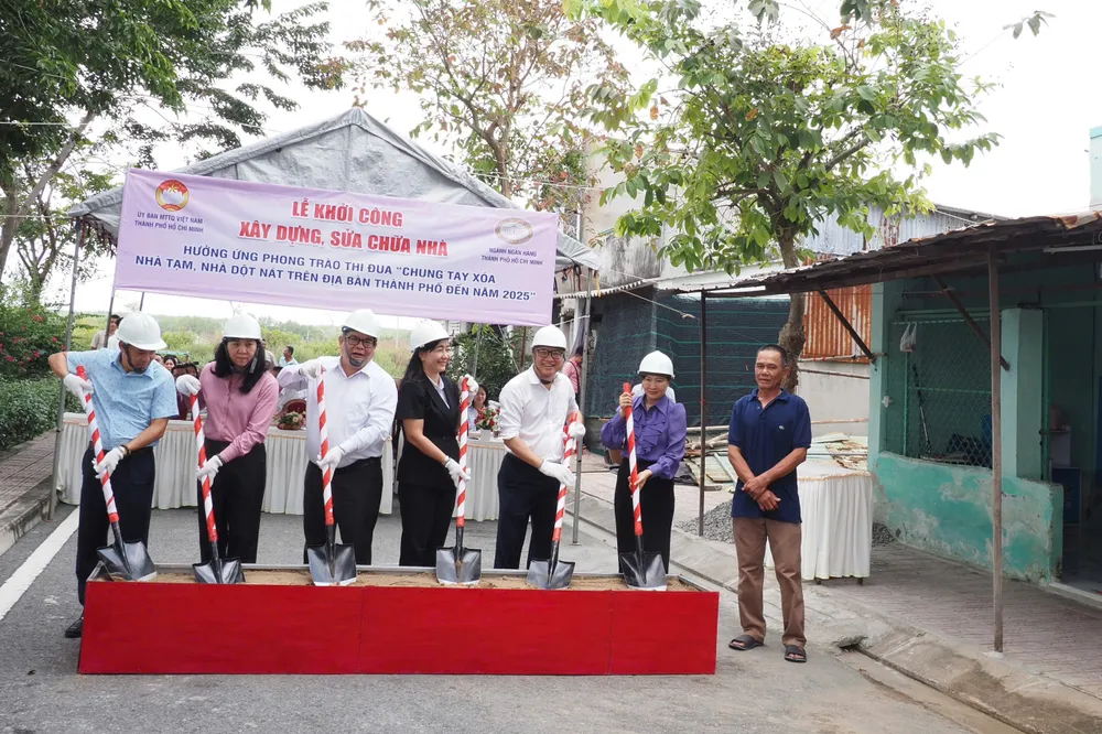 Các đại biểu thực hiện nghi thức khởi công nhà ông Nguyễn Văn Dũng tại Khu phố Giồng Ao, thị trấn Cần Thạnh. Ảnh HOÀNG HÙNG.jpg