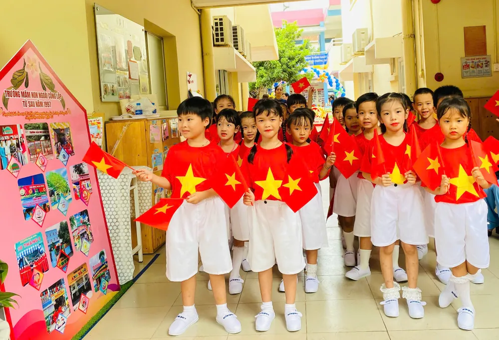 Học sinh Trường Mầm non Thành phố chuẩn bị tiết mục đồng diễn với Cờ Tổ quốc