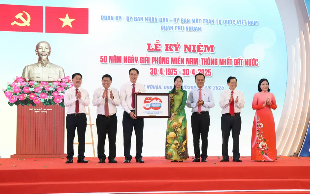 Thành ủy - HĐND - UBND - Ủy ban MTTQ Việt Nam TPHCM tặng quà dịp 50 năm Ngày Giải phóng miền Nam, thống nhất đất nước đến quận Phú Nhuận