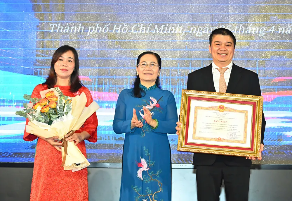 Đồng chí Nguyễn Thị Lệ, Phó Bí thư Thành ủy, Chủ tịch HĐND TPHCM trao Bằng khen của Thủ tướng Chính phủ đến tập thể. Ảnh VIỆT DŨNG