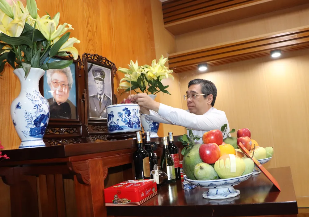 Đồng chí nguyễn Phước Lộc dâng hương tưởng nhớ Đại tướng Lê Đức Anh