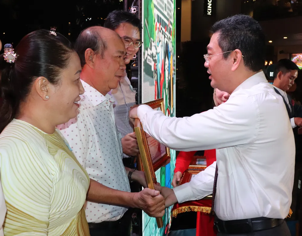 Bí thư Quận ủy quận 7 Hoàng Minh Tuấn Anh trao giấy công nhận đến các công trình thi đua tiêu biểu chào mừng 50 năm Ngày Giải phóng miền Nam, thống nhất đất nước 