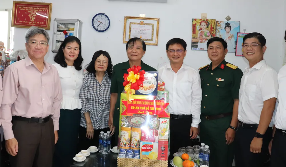 Trưởng Ban Tuyên giáo và Dân vận Thành ủy TPHCM Nguyễn Mạnh Cường thăm, tri ân ông Trần Như Hữu