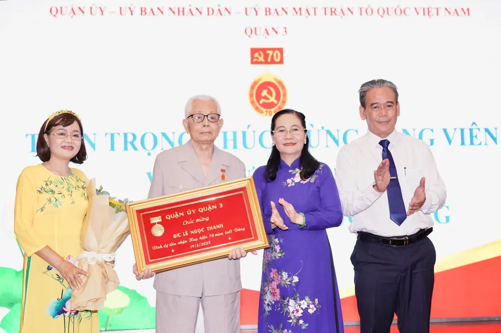 Đồng chí Nguyễn Thị Lệ, Phó Bí thư Thành ủy, Chủ tịch HĐND TPHCM trao Huy hiệu 70 năm tuổi Đảng đến đồng chí Lê Ngọc Thanh. Ảnh HOÀNG HÙNG