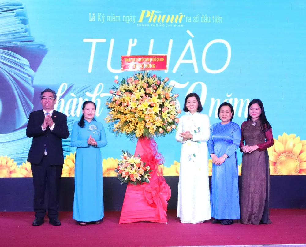Đồng chí Nguyễn Thị Lệ, Phó Bí thư Thành ủy, Chủ tịch HĐND TPHCM và đồng chí Nguyễn Phước Lộc, Phó Bí thư Thành ủy, Chủ tịch Ủy ban MTTQ Việt Nam TPHCM tặng hoa chúc mừng kỷ niệm 50 năm Báo Phụ nữ TPHCM ra số đầu tiên