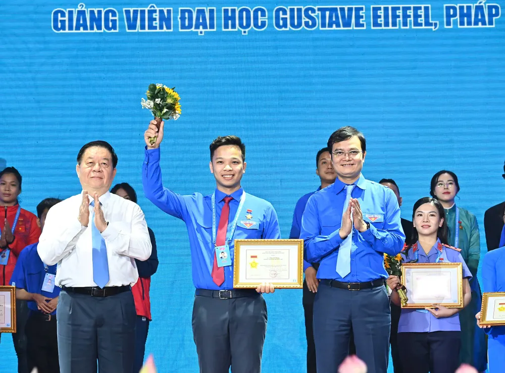 Trưởng Ban Tuyên giáo và Dân vận Trung ương Nguyễn Trọng Nghĩa và Bí thư Thứ nhất Trung ương Đoàn Bùi Quang Huy tuyên dương thanh niên tiên tiến tại đại hội. Ảnh: VIỆT DŨNG