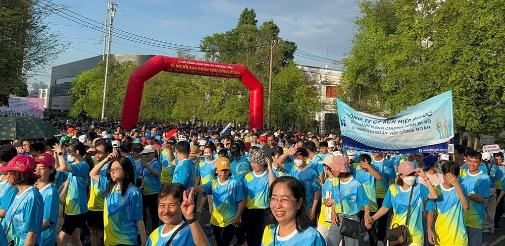 Hơn 2.000 công nhân, người lao động đi bộ 5 km góp quỹ hỗ trợ đồng nghiệp khó khăn