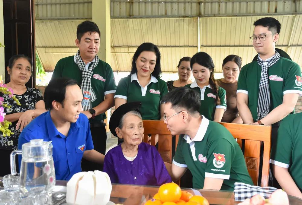 Tuổi trẻ TPHCM thăm Mẹ Việt Nam Anh hùng tại tỉnh Hà Tĩnh