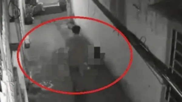 Ảnh trích từ xuất camera ghi lại ông C ôm thi thể mẹ