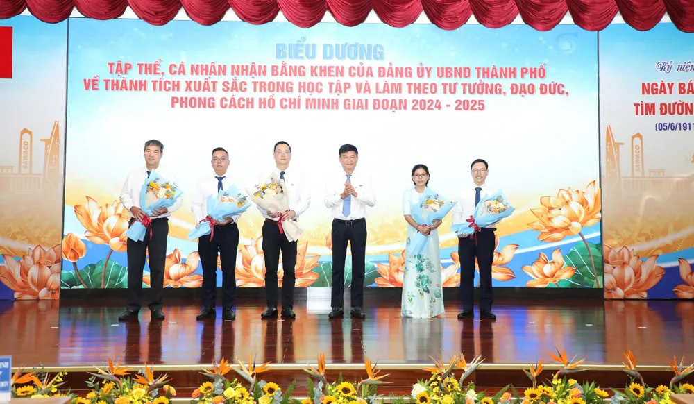 Tổng Giám đốc SAWACO Trần Quang Minh khen thưởng các tập thể, cá nhân nhận Giấy khen của Đảng ủy UBND TPHCM về thành tích xuất sắc trong học tập Bác, giai đoạn 2024 - 2025