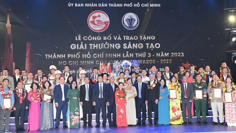 Các tác giả, nhóm tác giả đoạt Giải thưởng Sáng tạo TPHCM lần 3. Ảnh: VIỆT DŨNG