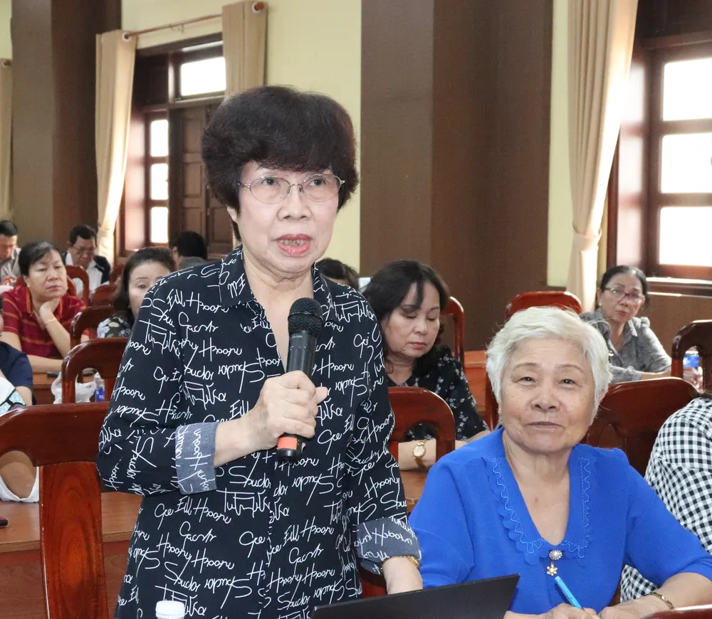 Cử tri quận 1 nêu ý kiến tại buổi tiếp xúc với Tổ ĐBQH đơn vị số 2