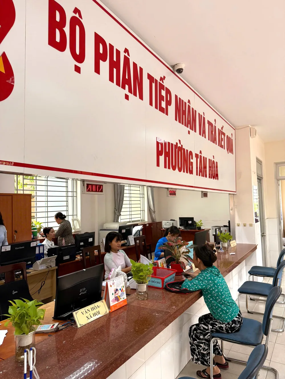 Người dân đến làm hồ sơ tại Trung tâm phục vụ hành chính công phường phường Tân Hòa. Ảnh: THÁI PHƯƠNG