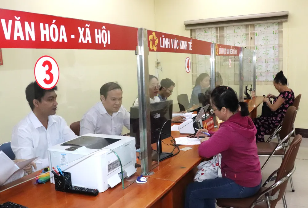 Cán bộ, công chức phường Cầu Kiệu sẵn sàng hỗ trợ người dân. Ảnh: THÁI PHƯƠNG