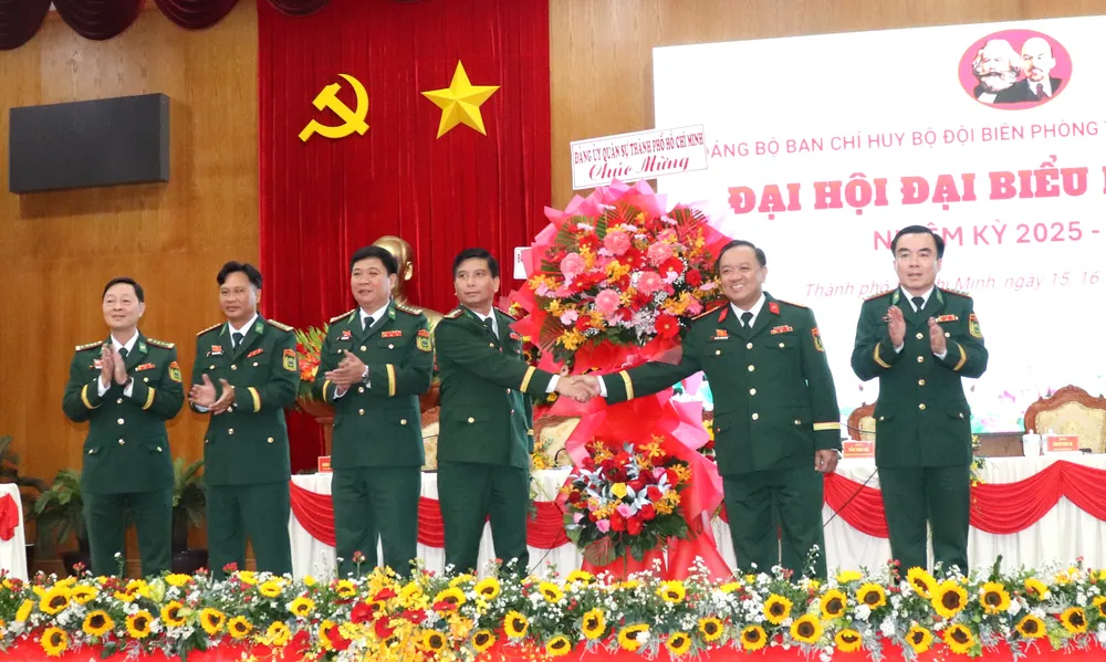 Đại tá Nguyễn Thành Trung trao hoa chúc mừng đại hội