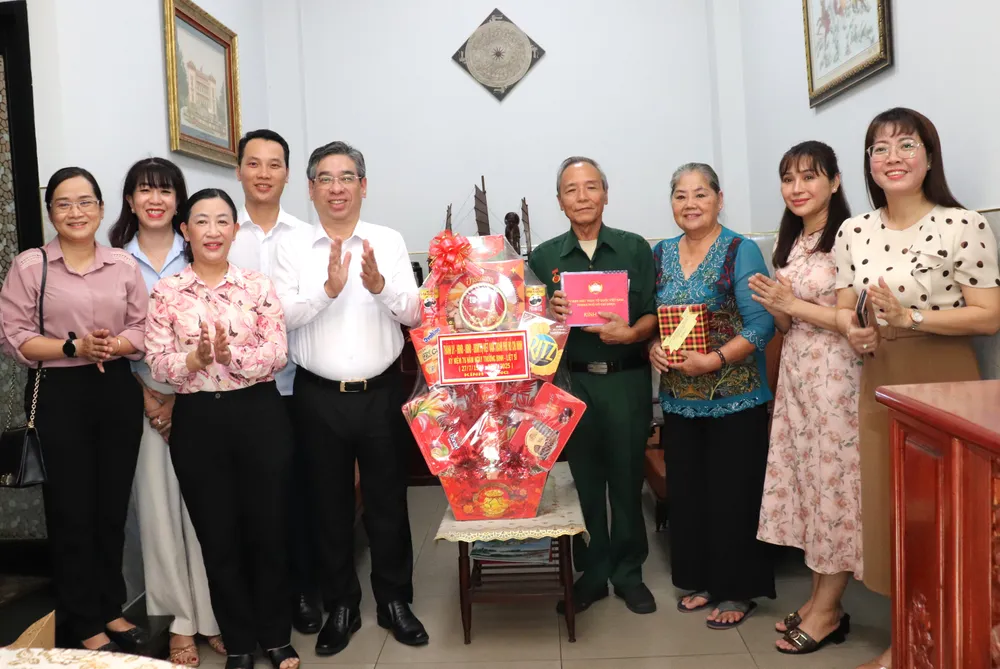 Phó Bí thư Thành ủy, Chủ tịch Ủy ban MTTQ Việt Nam TPHCM Nguyễn Phước Lộc thăm, tặng quà thương binh Nguyễn Văn Soạn