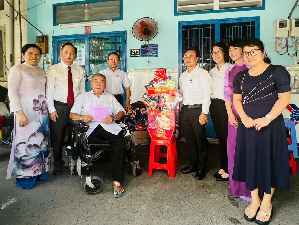 Đoàn đến nhà thăm, tặng quà gia đình thương binh, bệnh binh