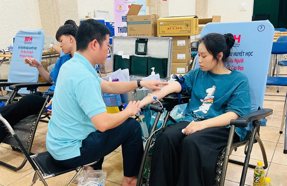 Người lao động tham gia hiến máu sáng 26-7 do LĐLĐ TPHCM phối hợp Hội Chữ thập đỏ TPHCM tổ chức