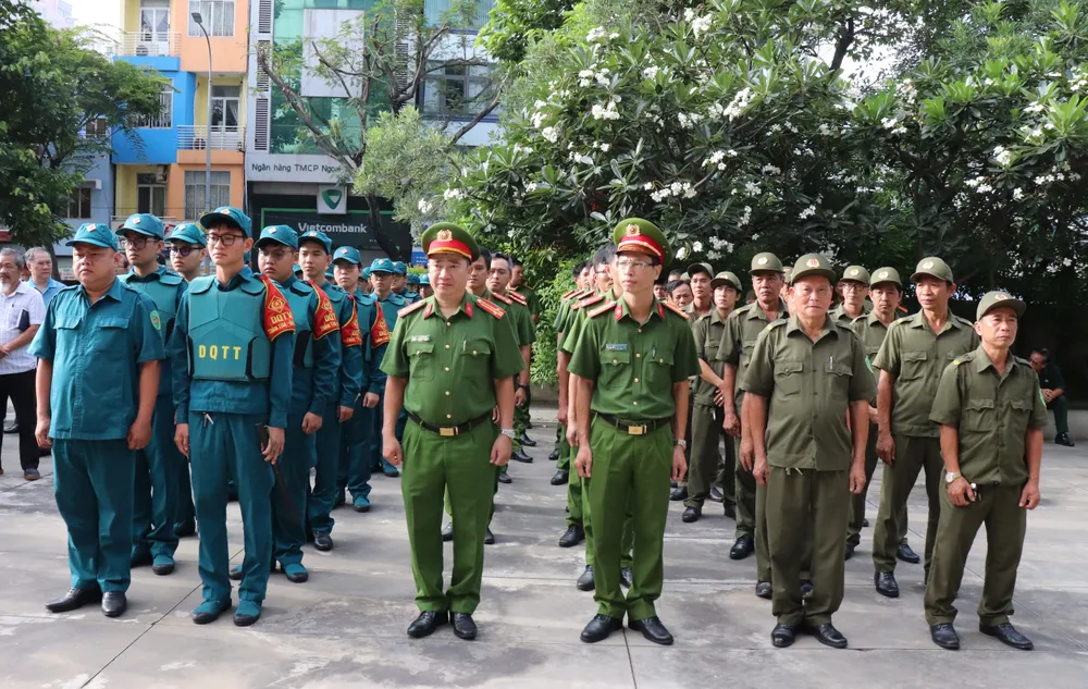Lực lực công an, dân quân phường Xóm Chiếu sẵn sàng cho tháng cao điểm tấn công trấn áp tội phạm.JPG
