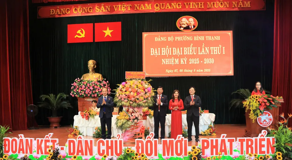 Chủ nhiệm Ủy ban Kiểm tra Thành ủy TPHCM Võ Văn Dũng tặng hoa của Thành ủy - HĐND - UBND - Ủy ban MTTQ Việt Nam TPHCM đến đại hội