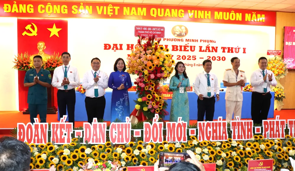 Phó Chủ tịch Thường trực Ủy ban MTTQ Việt Nam TPHCM Trương Thị Bích Hạnh tặng hoa của Thành ủy - HĐND - UBND - Ủy ban MTTQ Việt Nam TPHCM chúc mừng đại hội