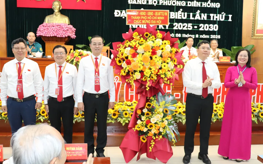 Phó Trưởng Ban Tuyên giáo và Dân vận Thành ủy TPHCM đồng chí Hoàng Nguyên Dinh tặng hoa của Thành ủy - HĐND - UBND - Ủy ban MTTQ Việt Nam TPHCM chúc mừng đại hội