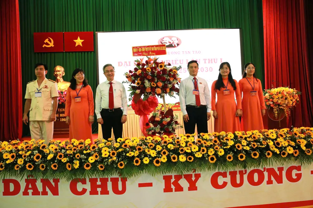 Phó Bí thư Thành ủy TPHCM Đặng Minh Thông tặng hoa của Thành ủy - HĐND - UBND - Ủy ban MTTQ Việt Nam TPHCM chúc mừng đại hội