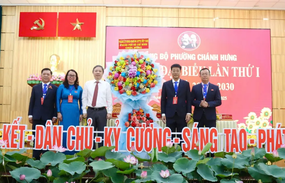 Đồng chí Dương Anh Đức tặng hoa của Thành ủy - HĐND - UBND - Ủy ban MTTQ Việt Nam TPHCM chúc mừng đại hội