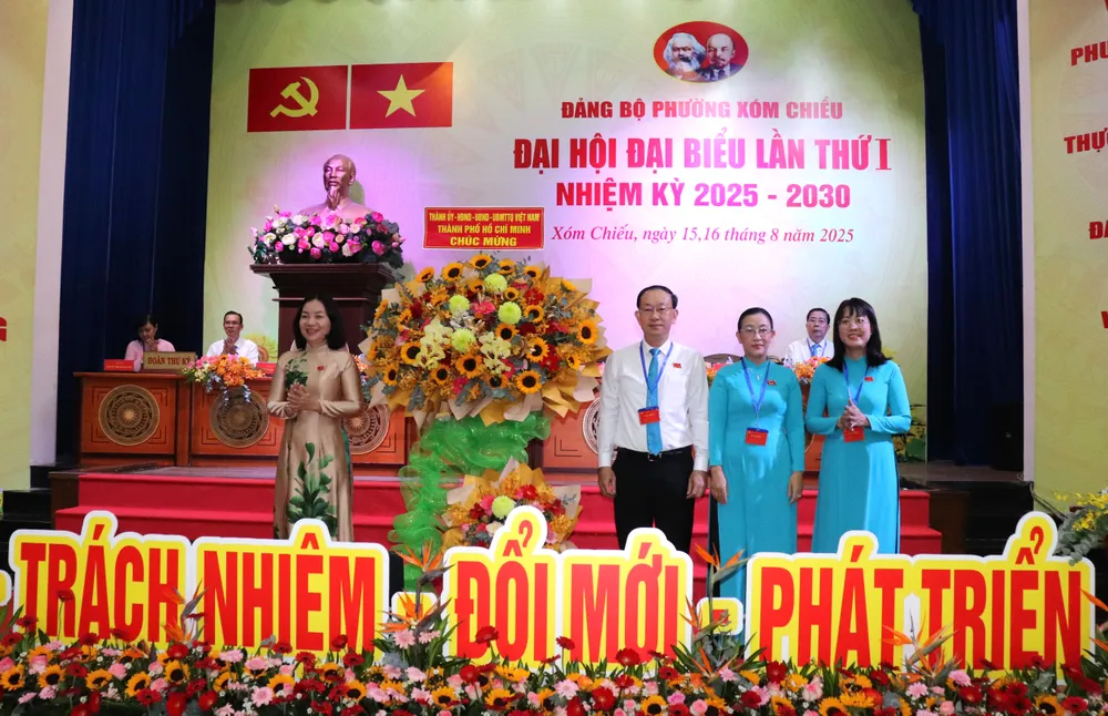 Đồng chí Trương Thị Bích Hạnh và Thiếu tướng Vũ Văn Điền tặng hoa của Thành ủy - HĐND - UBND - Ủy ban MTTQ Việt Nam TPHCM chúc mừng đại hội