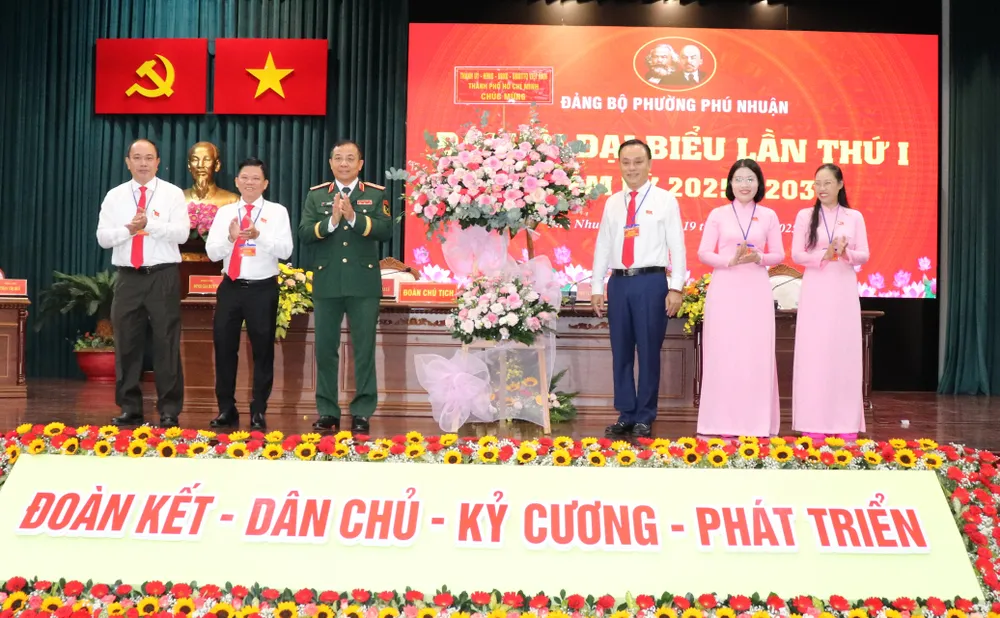 Thiếu tướng Vũ Văn Điền, Tư lệnh Bộ Tư lệnh TPHCM tặng hoa của Thành ủy - HĐND - UBND - Ủy ban MTTQ Việt Nam TPHCM đến đại hội